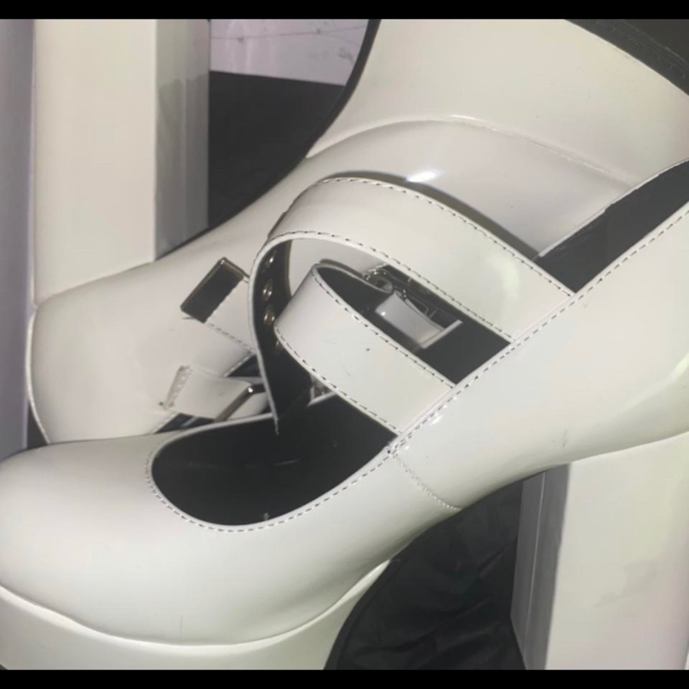 White Lamodas never worn